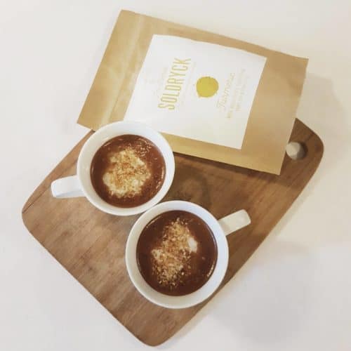 Recept: Ljummen chokladdryck med kokos & gurkmeja