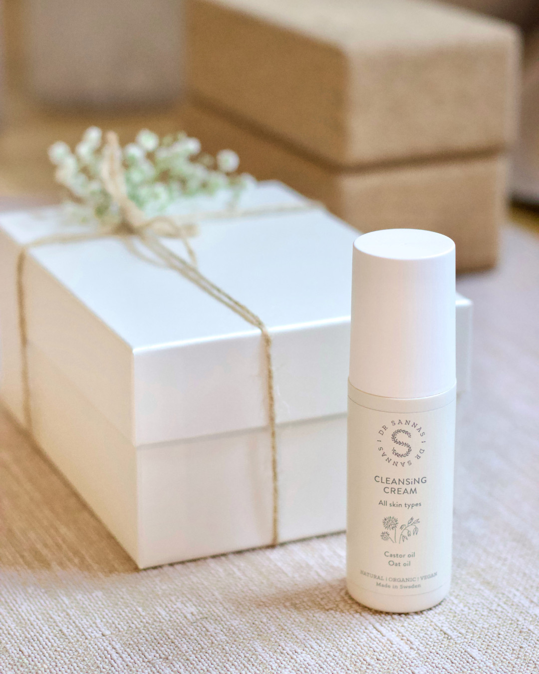 Läs mer om artikeln En naturlig ansiktsrengöring – Läs allt om ingredienserna i Dr Sannas Nyhet Cleansing Cream 🌱